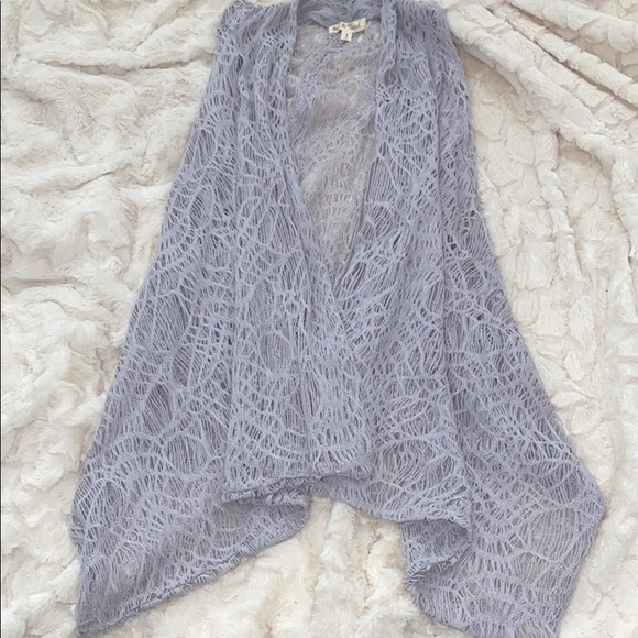 Hem and thread vest - Picture 1 of 4